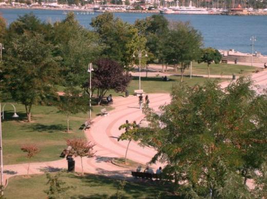 Eer istediiniz kapal bir mekansa Moda Sahili&#8217;nin Kadky giriinde, temelleri 1916 ylnda atlm Moda skelesi sizi bekliyor olacak.