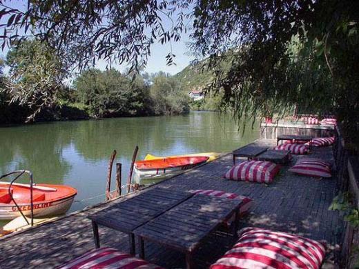 Ava'da nehir gezintisi;ile ilesine bal, ile&#8217;den sonra yarm saatlik bir araba yolculuu ile buraya ulaabilirsiniz.