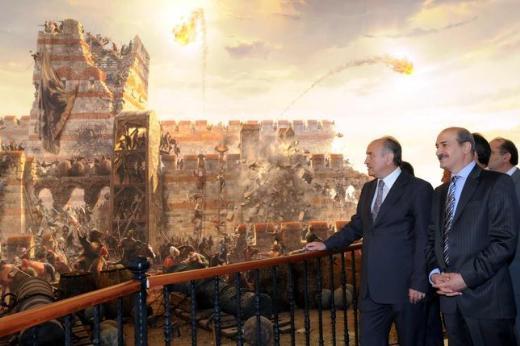 360 Derece Panoramik Mze; Yine stanbul'da farkl bir hafta sonu etkinlii olarak Topkap'da alan Panoramik Mze'yi gezebilirsiniz. 360 Derece Panoramik Mze stanbul'un Fethinin en etin getii Topkap'da bulunuyor. Panoramik Mze'de 1453'teki fetih ile ilgili yolculua kabilirsiniz.