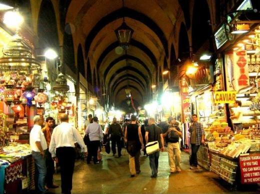 Eminn'nde ar ve balk-ekmek ; Eminn'nde asrlk Kapalar ve Msr arsn gezebilirsiniz. Turistlerin urak yerlerinden birisi olan Eminn'nde alveriinizi yaptktan sonra Galata Kprs'ne geerek balk-ekmek yiyebilirsiniz.