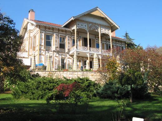 Minikler iin golf sahas, Emirgan Korusu iindeki oyun gruplar, salncaklar, kaydraklar, glette yzen rdekleri, piknik alanlar ile keyifli bir gn iin uygun seenekler sunuyor.