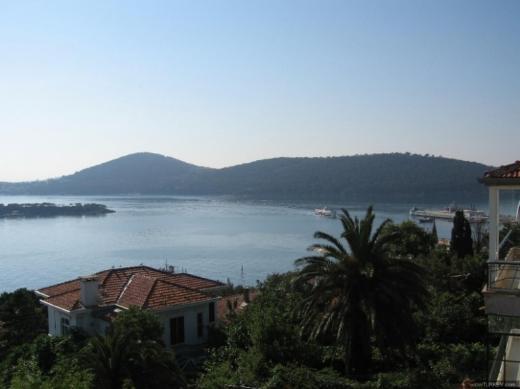 Burgazada; Ada zerindeki tek tepe Bayrak Tepesi&#8217;dir. Gzel ahap kkler genellikle sahilde Gezinti Caddesi&#8217;nde, Kakadas ve Heybeliada&#8217;ya bakan tepenin eteklerindeki Gnll ve Mehtap sokaklarndadr.Plajn gneyinde Mezarlk Burnu yer almaktadr. Bu burundaki kaya dnldnde adann gney kylarna gelinir. Buras, Bayrak Tepesi&#8217;nin bulunduu sarp mevkidir. Kydan duvar gibi ykselen bu tepenin zerinde Hristos Manastr vardr. Ayn ynde kydan devam edilince Kalpazankaya&#8217;ya gelinir. Kalpazankaya&#8217;nn hemen yannda bulunan kk koy, Burgaz&#8217;n gezinti yerlerinden biridir. Kalpazankaya&#8217;nn gneyinde Marta Koyu, Kuzeybat tarafnda Aya Yorgi Manastr bulunmaktadr.