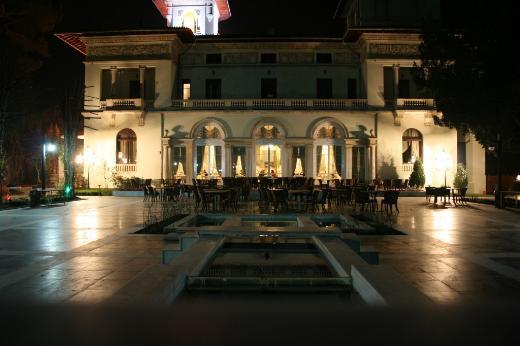 Hidiv Kasr;stanbul'un Beykoz ilesinde ubuklu srtlarnda bulunan Hidiv Kasr stanbul'un nemli tarihi yaplarndan bir tanesidir. Uzun sre bakmsz kalan kasr, 1984 ylnda restore ettirildi. Hidiv Kasr'nda hafta sonlar da ak olan bfe ve restoran da yemek yemek, kahvalt yapmak mmkn.