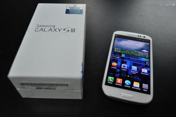 <p><b>Samsung Galaxy S3</b></p>  SAR ABD 0,55 W / kg (kafa) 1.49 W / kg (vcut)  <br>SAR AB 0.21 W / kg (kafa)</br>