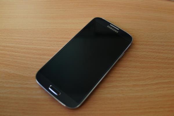 <p><b>Samsung Galaxy S4</b></p>  SAR ABD 0,85 W / kg (kafa) 1.55 W / kg (vcut)  <br>SAR AB 0.42 W / kg (kafa) 0.54 W / kg (vcut)</br>