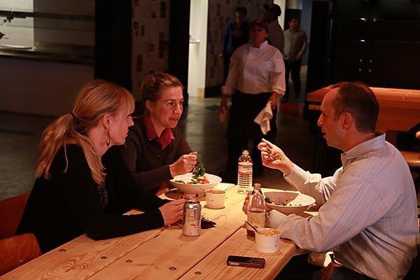 <br><b>Ynetici Mhendis</b></br>  Facebook'un belki de en nemli kiilerinden biri olan ynetici mhendisleri projelerin banda yer alyor ve yazlm ekiplerine liderlik ediyor. Ayn zamanda bu mhendislerin tecrbeleri de dier yazlmclara gre daha yksek ve daha zorlu projelerde yer alyorlar.      <p>Facebook'ta alan ynetici mhendisleri ortalama olarak yllk 160 bin dolar maa alyorlar.</p>