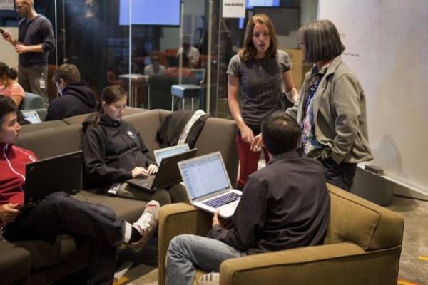 <br><b>rn Tasarmcs</b></br>  Facebook'un artk sadece bir web sitesi olmaktan ktndan bahsetmitik. Her ne kadar resmi bir aklama olmasa da Facebook'un telefon veya tablet gelitirme konusunda hevesli olduunu biliyoruz: Facebook'ta bu konu ile ilgili alan rn tasarmclar ortalama 125 bin dolar maa alyor.