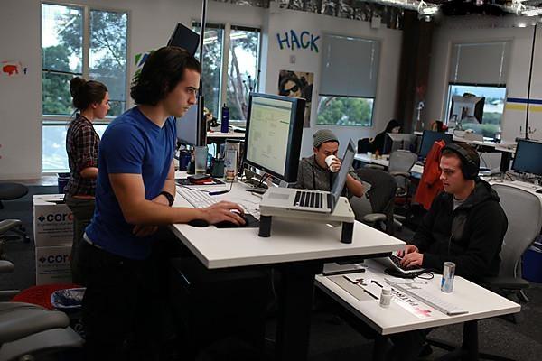 <br><b> Gelitirme Uzman</b></br>  Facebook'un en nemli zelliklerinden biri de yeniliki olmasdr ve bu yeniliklerden sorumlu olan kiilerde  Gelitirme Uzmanlar.     <p>Facebook'ta alan  Gelitirme Uzmanlar yllk olarak 115 bin dolar maa alyorlar.</p>