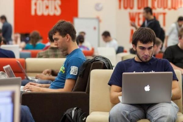 <br><b>Yazlm Stajyeri</b></br>  nternet sektrnde yeniliklere ayak uydurmak ok nemli Facebook gibi byk bir sitenin de her zaman iin yeniliki olmas ve sitede yaanan sorunlara ok hzl mcahale edilmesi gerekiyor. Hal byle olunca Facebook'ta yazlmclarn nemi de byk. Facebook'ta alan stajyer yazlmclar ortalama 77.544 dolar maa alyor.