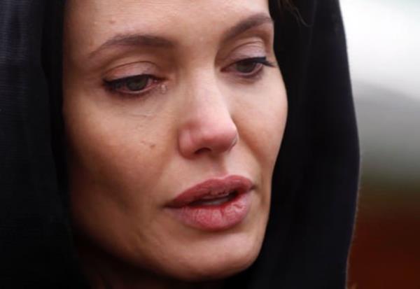 Angelina Jolie Srebrenica Soykrm anmasnda gzyalarn tutuamad. (Dado Ruvic)