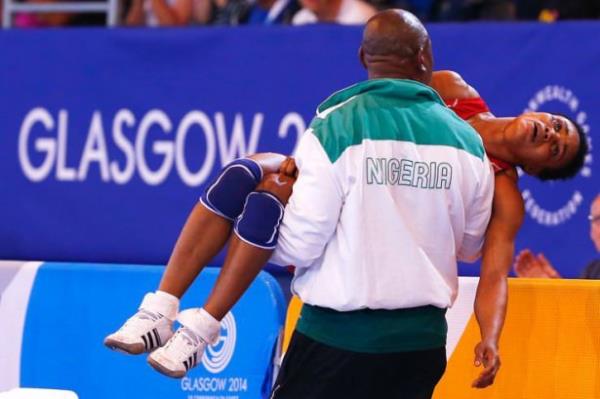 Nijeryal grei Ifeoma Nwoye, 2014 ngiliz Milletler Topluluu Oyunlar'nda kaybettii msabakadan sonra altrcs tarafndan kenara tanyor. (Andrew Winning)