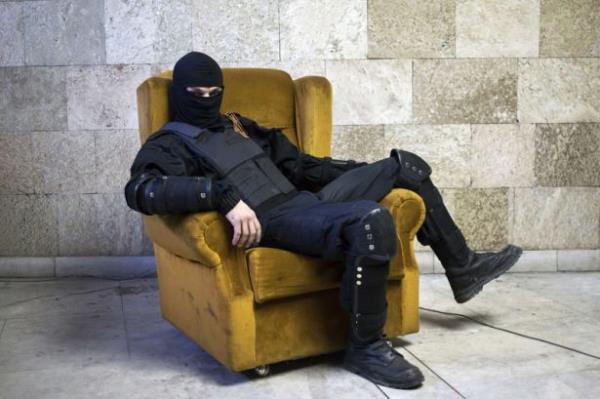 Ukrayna'da Rusya yanls bir militann pozu