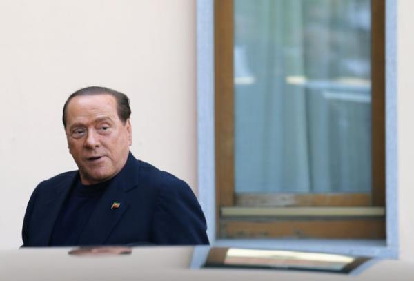 Eski talyan babakan Silvio Berlusconi, Milan eteklerinde kk bir kasabada.