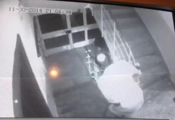 5 Aralk Dnya Kadn Haklar Gn'nde ortaya kan grntlerde, apartman merdivenlerinden nde kaan Eda Okutgen ve ardndan elinde bakla gelen U.B. grlyor.