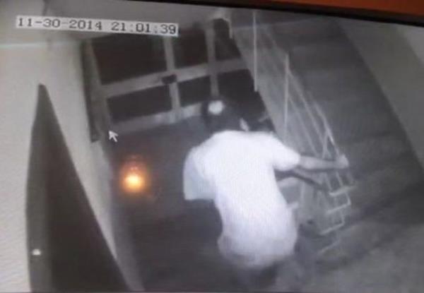 Sonra Okutgen'i yakalayan U.B.'nin eski eini defalarca baklamas grlrken sesler zerine kan komu kameraya giriyor. Sonra gelenleri gren U.B., apartman kapsndan karak kaarken komular Eda Okutgen'e yardma kouyor.