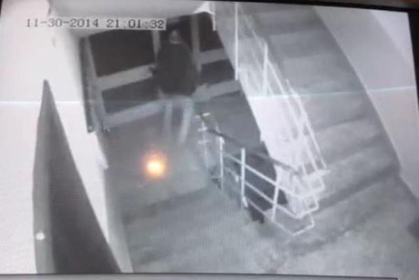 Sesler zerine kan apartman sakinlerinin durumu bildirmesi zerine olay yerine gelen salk ekipleri, ilk mdahaleyi yapt Eda Okutgen'i, ambulansla Dokuz Eyll niversitesi Hastanesi'ne kaldrd.