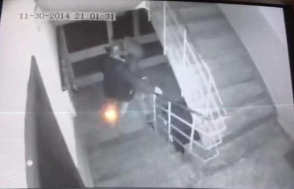 Kanlar ierisinde kalan Eda Okutgen, zemin katta bulunan apartmann snana kamaya alrken U.B.'de arkasndan gelip yine baklayp kat.