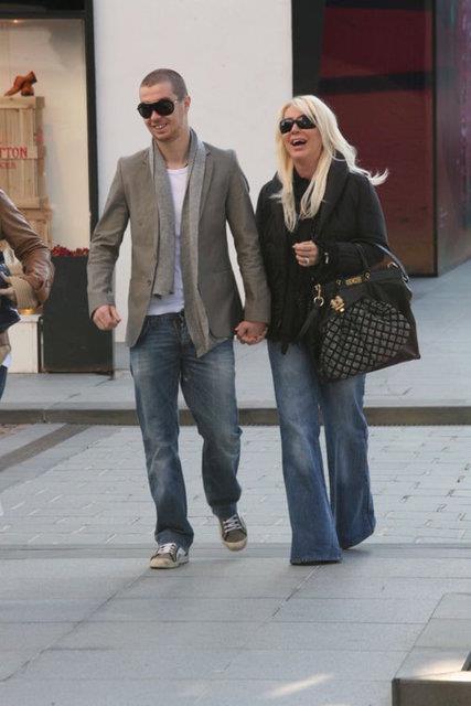 Yaad aklarla gndeme gelen Seda Sayan'n olu, giyim zevkiyle de dikkat ekiyor.