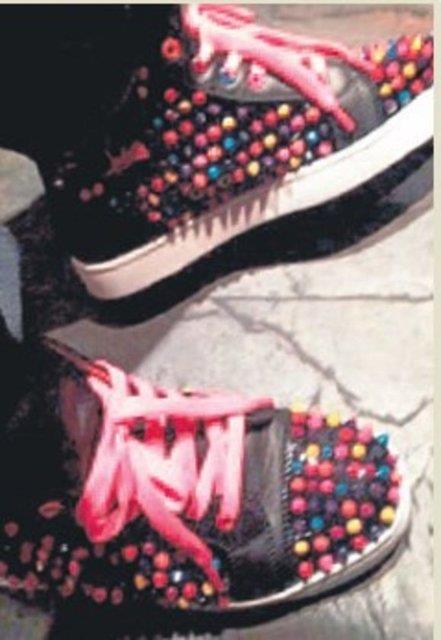 Gencebay'n Christian Louboutin marka, renkli boncuk ve pembe backlarla ssl ayakkabsna annesi Sevim Emre'nin yorumu 'ok gzel' oldu...