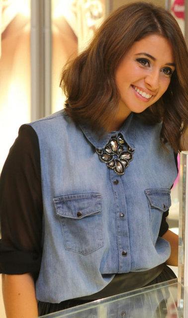 Defileleri yakndan takip eden Terim, eletrilere kulak tkyor.