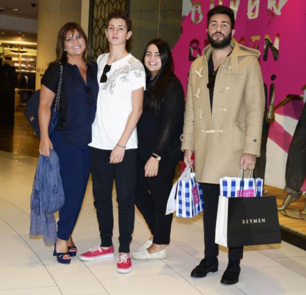 Sibel Can'n olu, giyim tarzyla dikkat ekiyor.