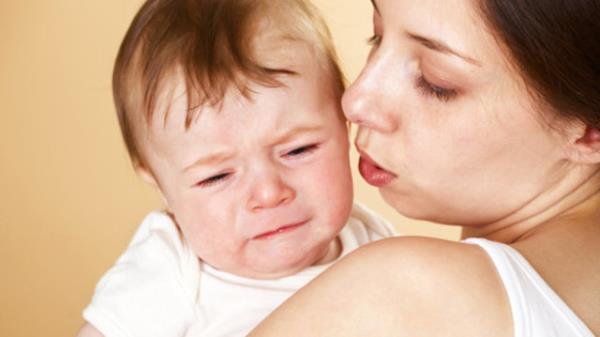 Bazen kendilerini arkaya doru atar gibi, bazen ellerini yumruk yaparak, bazen de bacaklaryla tekme atar gibi hareketler yaparak alayabilirler.