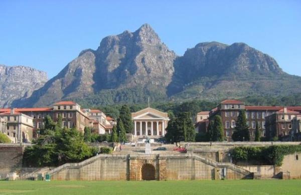 <br><b>4 Cape Town niversitesi </b></br>  lke: Gney Afrika   <br>Skor: 52.4</br>