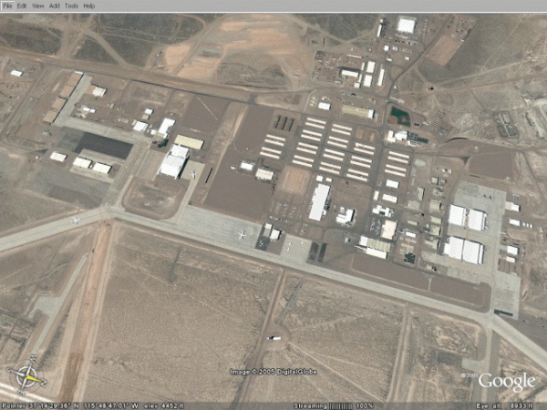 <p><b>18. 51. Blge UFO ss m?</b></p>    ABD'nin Nevada eyaletinde 1947 ylnda meydana gelen bir kaza dnyann en byk komplo teorilerinin sebebi oldu. Meydana gelen kazada bir UFO'nun dnyaya dt ve uzayllarn bulunduu dnlyor. Geri askeri yetkililerde olayn ardndan bu ynde bir aklama yapm ancak ok ksa bir srede den cismin bir hava gzlem balonu olduu sylenmiti. ABD'nin en gvenlikli askeri slerinden biri olan blge dnyadaki UFO fanatiklerinin bakenti olarak biliniyor.