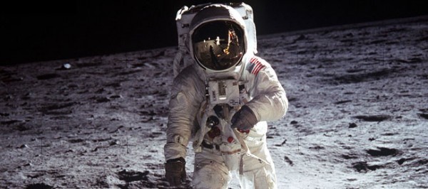 <p><b>3. NASA'nn Ay'a ayak basmas yaland!</b></p>    Baz komplo teorileri, NASA'nn aslnda uzay arac Apollo'yu Ay'a   gndermediini, tm bu grntlerin kurmacadan olutuunu sylyor. Komplo   teorisinin reticileri ise, bu yargya varmalarnn sebebinin, Ay'da ekilen   grntlerde glgelerin yanl yne dmesi, kamera olduuna dair gstergeler ve   Ay'da yldz grntlerinin olmamas olduunu belirtiyorlar.