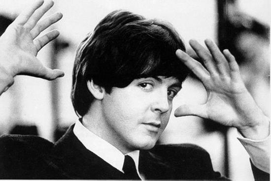 <p><b>8. Sahte Paul McCartney</b></p>    Yaygn bir ehir efsanesi Paul McCartney'in 1966 ylnda bir trafik kazasnda ldn sylyor. ddialara gre, Beatles'n sekteye uramamas iin de bu lm gizlendi ve yerine bir bakas kullanld.