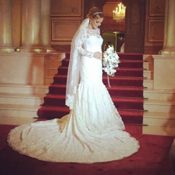 Getiimiz gnlerde arkc Serdar Orta' dinlemeye giden ift Serdar'n bir esprisi zerine birbirlerine girmilerdi.Dnlerinde ark syleyen Orta davetliler arasndayd.