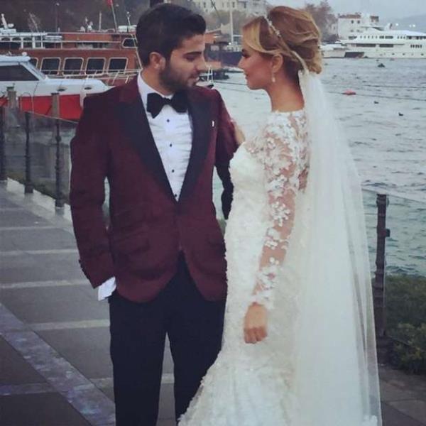 Bir otelde gerekleen dne iftin aileleri ve yakn dostlar katld.Heyecan gzlerinden okunan Ece Erken'in gelinlii beeni toplad