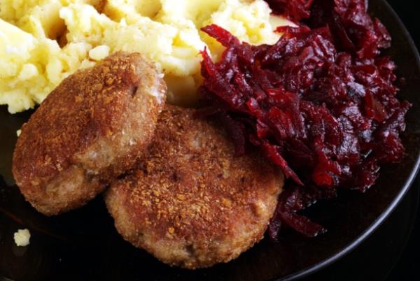 Kfte ve patates presi, annenizin hazrlad lezzetli bir akam yemeini artryor olsa da pek akllca bir tercih olduunu syleyemeyeceiz! Kfte iyi bir protein kayna olmasna karn, genellikle ya ve kalori bakmndan yksek deerlere sahip. Patates presi ise olduka az miktarda lif barndrrken, pre yaparken patatese eklenen, ya, st ya da krema gibi malzemeler bu yiyecein tamamn doymu bir ya ynna dntryor. Bu yemek ikilisinin yerine hindi ve karnbahar presi yemeyi tercih edin.