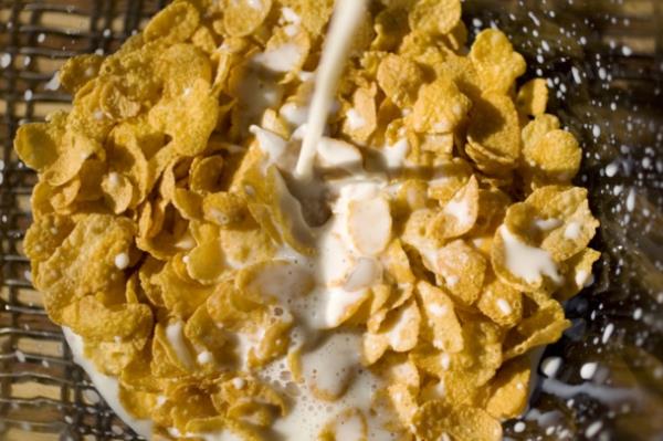 Kahvaltlk gevrek ve st ikilisi midenizden ikayet etmenizin sebebi olabilir! Hem st hem de kahvaltlk gevrekte karbonhidrat bulunuyor. Bu yiyecekler gibi abuk sindirilen karbonhidratlar kan ekerinin hemen ykselmesine ve ardndan hzlca dmesine neden oluyor. Hzl sindirilen yiyecekler yerine daha yava sindirilen seenekleri tercih edin. Sabah nlerinize bir para ya ve protein ekleyebilirsiniz. Msr gevreinizi yasz yourt ve bir avu bademle yiyerek bunu yapabilirsiniz!