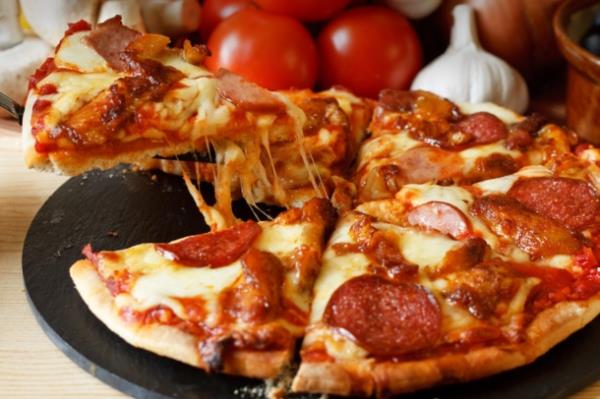 Pepperoni ( salam ) ve pizza da yanyana gelmemesi gereken ikililerden. Bal bana yksek bir kaloriye sahip olan pizzay bir de et ieriinin doymu ya ve sodyumuyla birletirdiinizde ortaya kan yiyecek kalp salnz tehdit ediyor. Yksek kalorili ve salksz bu yiyecekleri ok nadir tkettiiniz srece bir sorun yok. Sk tketim iin salaml pizza yerine yasz proteinleri ve kalp dostu yalar tercih etmelisiniz. Pizzanz etli malzemeler yerine sebzelerle yemeyi tercih edin.