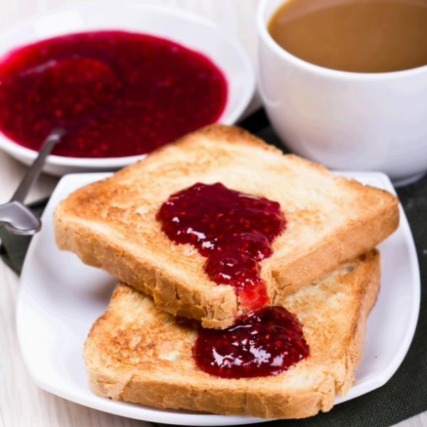 Beyaz ekmek ve reeli birlikte tketmeyin. Gne protein iermeyen, eker arlkl bir kahvaltyla baladnzda gnn ilerleyen saatlerinde daha fazla acktnz greceksiniz. Tatl bir eyler yemek istiyorsanz tercihinizi tam tahll ekmek ve fstk ezmesinden yana kullann.