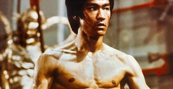 Uzakdou filmlerinin efsanevi ismi Bruce Lee 33 yandayken beyin demi sonucu hayatn kaybetti...