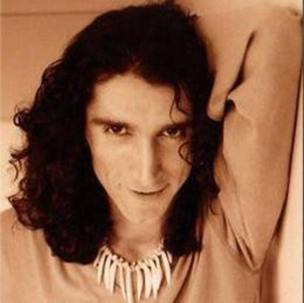 <p>Gkhan Semiz</p>    Grup Vitamin'in solisti, 29 yana bastktan birka gn sonra 17 Ocak 1998 gn stanbul Bakrky'de geirdii trafik kazas sonucu hayatn kaybetti.