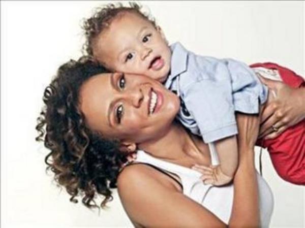 <p>Defne Joy Foster</p>    nl sunucu Defne Joy Foster, Caddebostan Tanzimat Sokak'taki evinde l bulundu. 32 yandaki Foster'n lm nedeni aratrlyor.Annesi Trk, babas Amerikan olan Defne Joy Foster,  yl nce evlenmi ve bir olu olmutu.