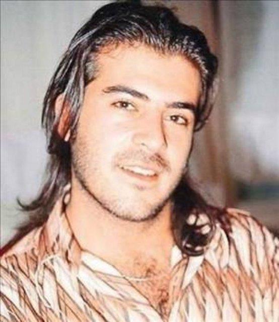 'Kar Beyazdr lm' ark szlerisyla hafzalarda yer eden Tekin 23 yandayken trafik kazasnda ld.