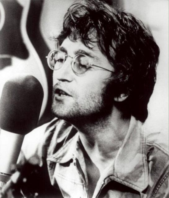 Beatles'n her eyi John Lennon, 40 yandayken bir hayran tarafndan ldrld...