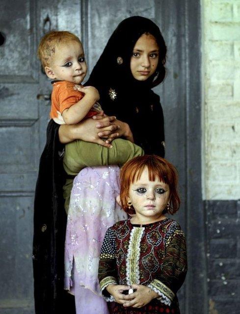 Pakistan Ordusu'nun lkenin Afganistan snrndaki Kuzey Veziristan blgesinde Taliban militanlarna kar balatt operasyondan kaan blge sakinleri Kuzey Veziristan'a kurulan mlteci kamplarna yerletirildi. 4.7.2014