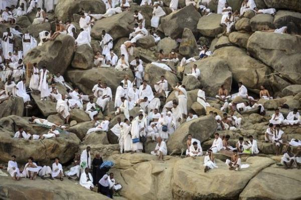 Hac grevi iin kutsal topraklarda bulunan milyonlarca hac aday, Arafat Vakfesi'nde bir araya geldi. 3.10.2014