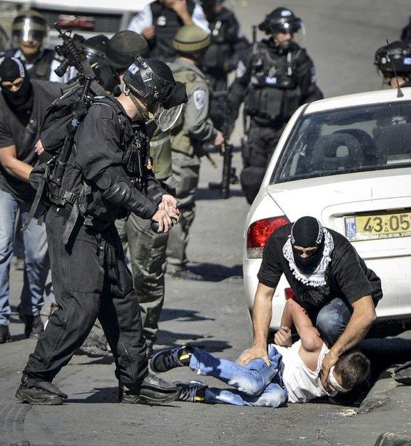 Kuds'te srail'in Mescid-i Aksa'ya girilerde 40 ya snr koymas zerine ok sayda Filistinli Cuma Namaz'n sokaklarda kld. Wadi el-Joz'da Cuma Namaz sonras Filistinli klndaki srail gizli polisi 3 genci gzaltna ald. 24.10.2014