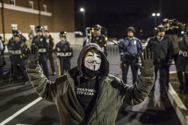 ABD?de austos aynda byk protestolara sahne olan Ferguson?da, siyahi gen Michael Brown?n ldrlmesiyle ilgili soruturma jrisinin karar ncesi gsteriler devam etti. 20.11.2014