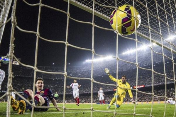 Barcelona oyuncusu Lionel Messi, Barcelona - Sevilla manda att golle, nceden Telmo Zarra'nn elinde bulundurduu La liga gol kral nvann, 253. golyle ele geirdi. 22.11.2014