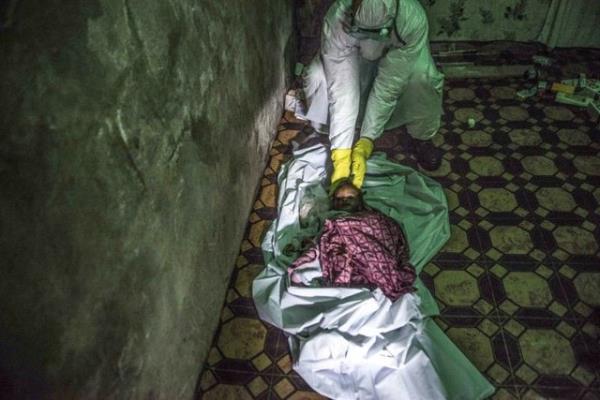 Liberya'daki Westpoint gecekondu blgesinde Ebola'ya yakalandndan phelenilen Asatu Kamba isimli 10 aylk bebek, l olarak bulundu. Kzlha ekiplerince bebein cansz bedeni, grevliler tarafndan ceset torbasna yerletirildi. 15.10.2014