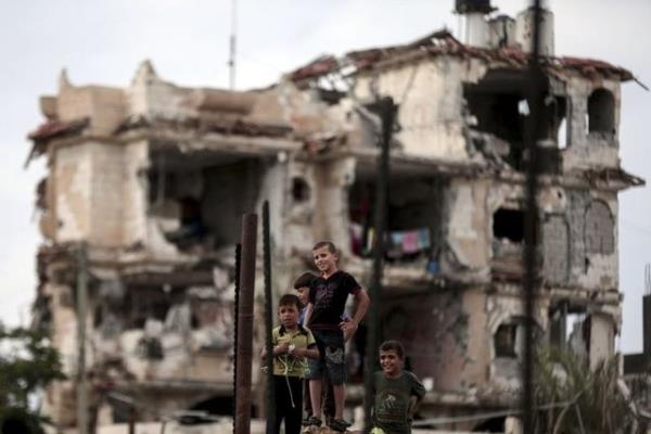 srail saldrlarnn youn ekilde yaand Gazze'nin dousundaki ucaiyye Mahallesi'nde baz ocuklar, evlerinin enkaznda kalan elbiseleri ararken bir ksm da enkazn stnde oyun oynamaya devam ediyor. 23.10.2014