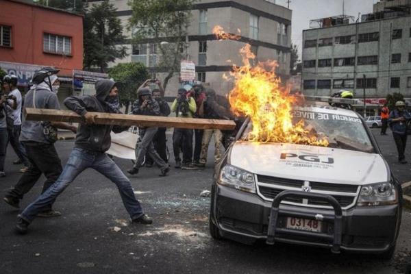 Meksika'nn Guerrero eyaletinde Eyll ay sonunda 43 rencinin karlmas ve bulunamamas, Mexico City kentinde protesto edildi. 20.11.2014