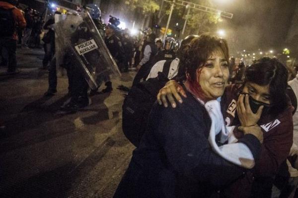 Meksika Devlet Bakan Enrique Pena Nieto'nun greve geliinin 2. yl ile Eyll aynda kaybolan ve kendilerinden haber alnamayan 43 rencinin bulunamamas nedeniyle, Mexico City'de protesto gsterisi dzenlendi. 1.12.2014